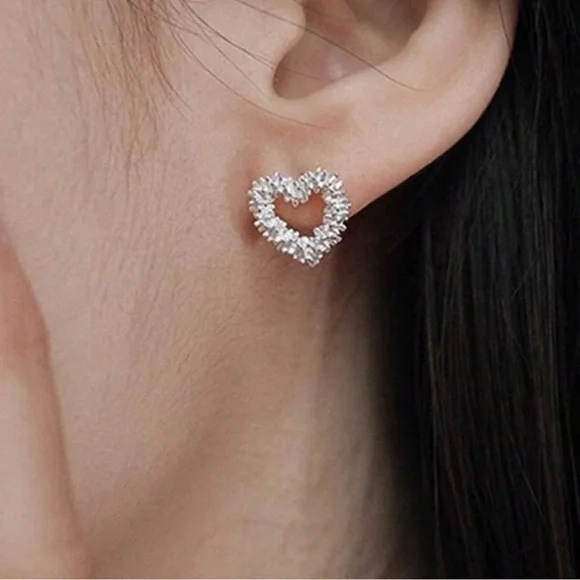 Hollow heart earrings - Picture 2 of 4